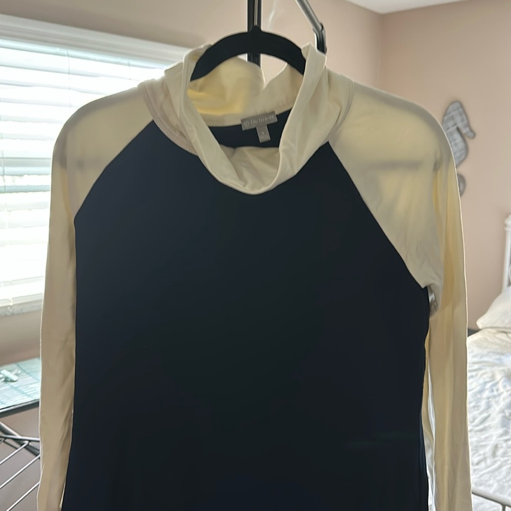 Cowl neck cream and blue sweatshirt
Type top.